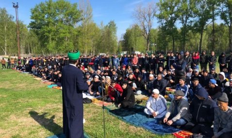 Мусульманская община Каширы провела праздничную молитву возле дворца спорта «Юбилейный»