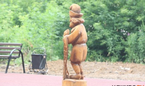Не простояли и недели: вандалы сломали деревянные фигуры в парке Ожерелья