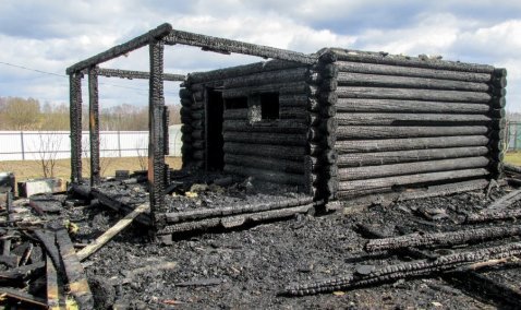 Огонь уничтожил стены и потолок при пожара в бане в деревне Батькополье