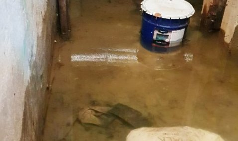 Жильцы дома на улице Южной в Кашире-2 вынуждены дышать паром и канализацией из-за протечки в подвале