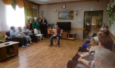Воспитанники детского лагеря "Экос" навестили пожилых людей и инвалидов