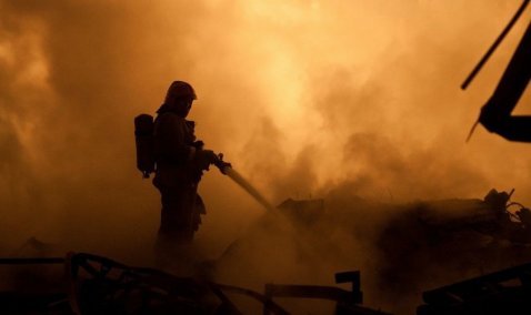 Пожарные более пяти часов тушили горящий дом в деревне Руднево