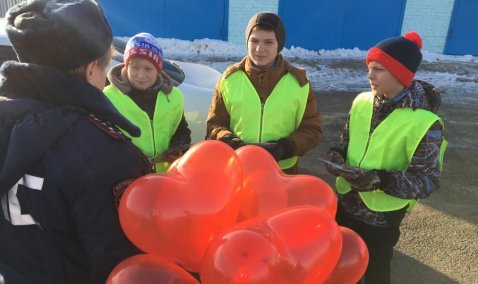 Сотрудники ГИБДД подарили сердца