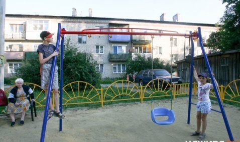 Вандалы срезали качели на новой детской площадке в Кашире-1