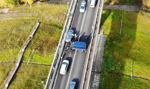 Из-за аварии перекрыто движение транспорта по мосту через Оку в сторону Лужников