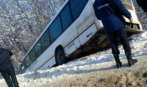 В автобусе, сошедшем в кювет на станции, никто не пострадал