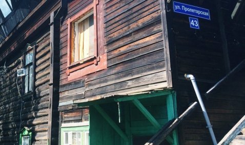 Жители станции Кашира просят снести расселенный двухэтажный дом, в котором летом произошел пожар