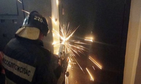 Под Каширой из-за сломанного замка женщина с детьми оказалась по разные стороны дверей