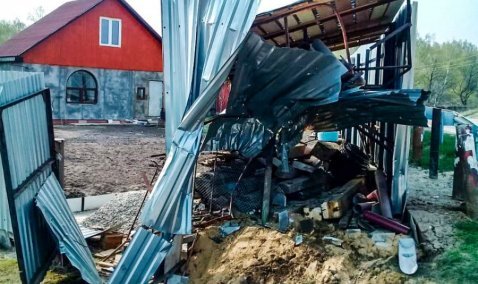 Опасный поворот: в забор дома в поселке Большое Руново регулярно врезаются автомобили