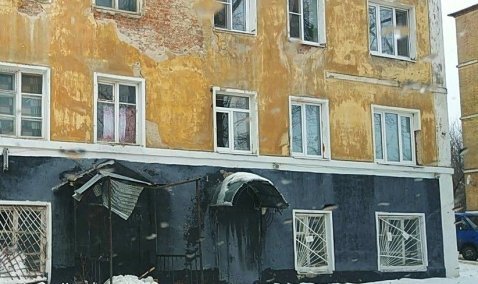 Снежная глыба проломила входной козырек в доме на улице Ионова в Кашире-2