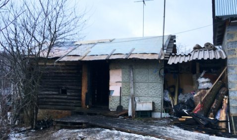 Обугленные стены и порог: 13 человек тушили пожар в частной бане в поселке Зендиково