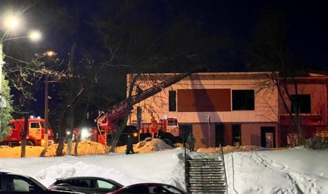 Пожарные расчеты работают на месте возгорания в торгово-остановочном комплексе в Кашире-2