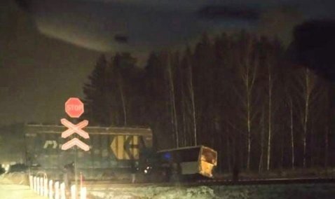 Автобус столкнулся с грузовым поездом на переезде в районе завода «Новотранс»