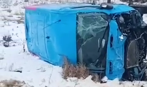 Автомобиль доставки «Озон» и легковушка попали в ДТП у поворота на Никулино