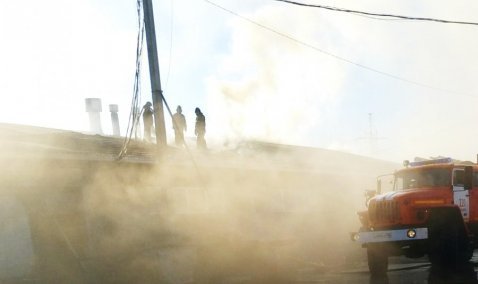 Более 20 человек тушили крупный пожар на Центролите