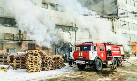 Почти сто человек привлекли к тушению пожара на комбикормовом заводе в Кашире
