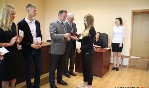 Золотые знаки отличия вручили в окружной администрации