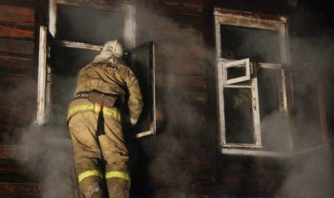 Жилой дом был охвачен огнем минувшим вечером в Стародубе