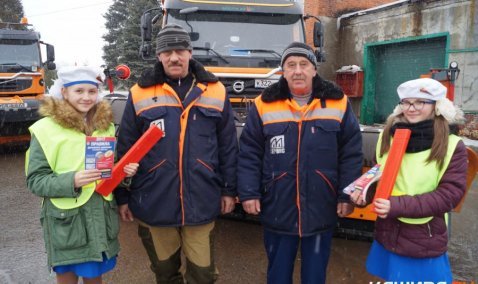 Сотрудники ДПС вместе с ребятами из ЮИД поздравили защитников Отечества