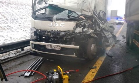 Водитель пострадал при столкновении грузовиков и легковушки на М-4 «Дон» в Кашире