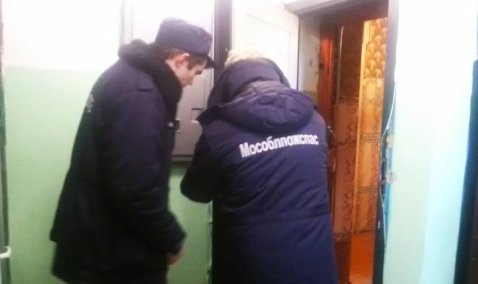 Двух женщин – без признаков жизни и в алкогольном опьянении – обнаружили за вскрытыми дверями спасатели в Кашире