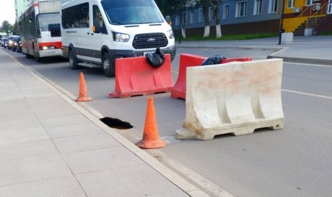 У Спортклуба «Кашира» из-за провала асфальта затруднено движение транспорта