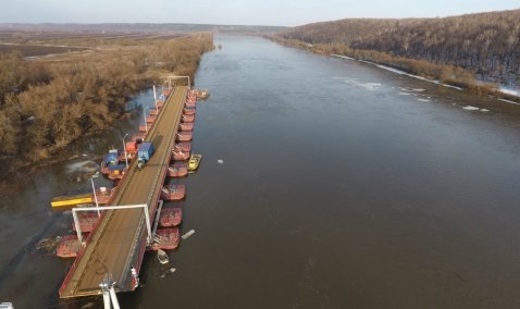 Понтонный мост на Оке в Озёрах разведен.