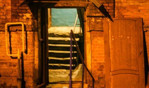 Жильцы дома на улице Клубной живут без подъездной двери