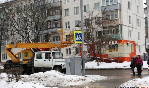 На перекрестке у спортклуба в Кашире-2 ведется установка светофора?