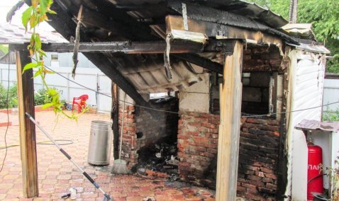 Пожар уничтожил летнюю кухню в одном из частных домов под Каширой