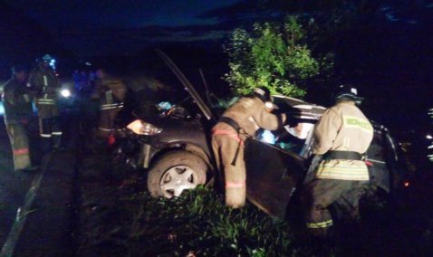 У Новоселок столкнулись в лобовую Chevrolet и Volkswagen: спасатели извлекали пострадавшего из салона авто