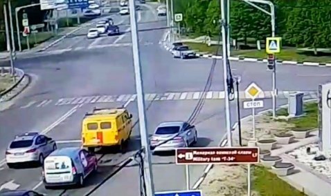 Смельчак дня: в Кашире отчаянный водитель проехал на «красный» по «встречке» на глазах ДПС