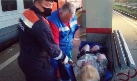Спасатели помогли транспортировать пожилую женщину с переломом бедра с платформы станции Кашира