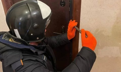 Спасатели в Кашире вскрыли квартиру для спасения пенсионерки