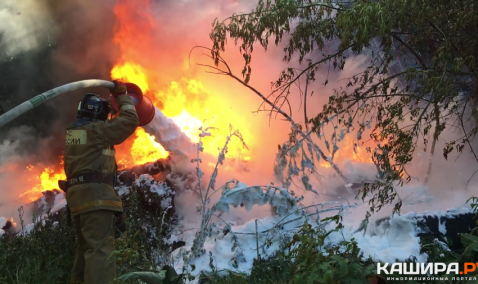 Свалка автомобильных покрышек горела в промзоне Каширы