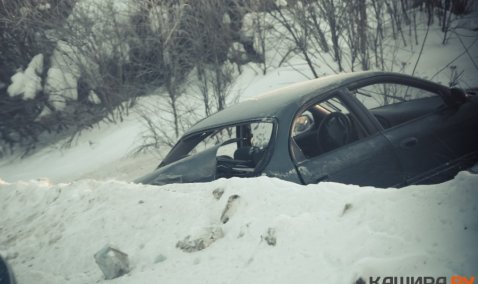ДТП на Каширском проспекте: автомобиль Kia оказался в кювете после столкновения с ВАЗом