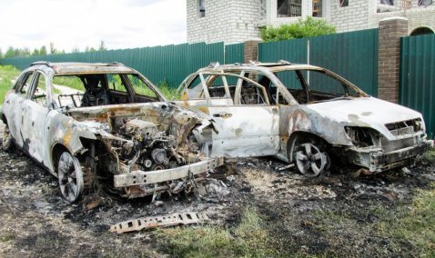 Автомобили Infiniti и Lexus сгорели этой ночью в деревне Труфаново