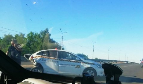 Opel Astra столкнулся с автомобилем такси на мосту у «Гофрона»