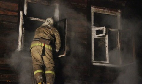 Частный дом горит на улице Энгельса в Кашире-1