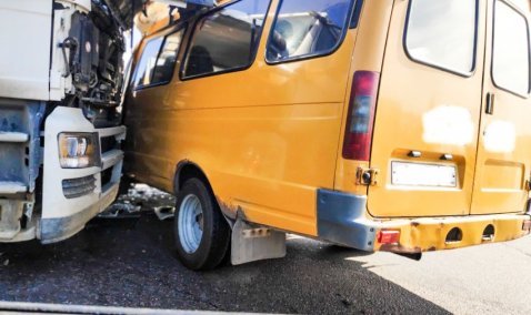 Грузовик въехал в «ГАЗель» на выезде из Каширы