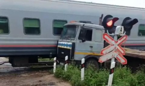 Электричка из Ожерелья сбилась с расписания из-за выехавшего на пути грузовика