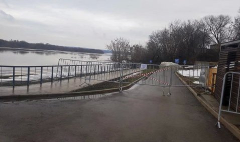 Стоянку на набережной Каширы закрыли из-за большой воды