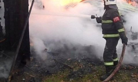 Пожар охватил один из домов в деревне Сорокино