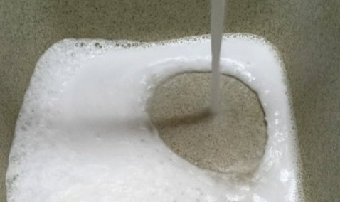 Пенная муть: в Новоселках из кранов пошла странная вода