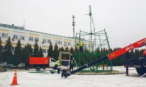 На площади у АТС в Кашире-2 начали собирать новогоднюю елку