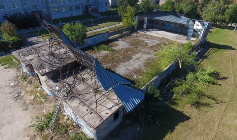 В Кашире-2 приступили к демонтажу заброшенного летнего кинотеатра