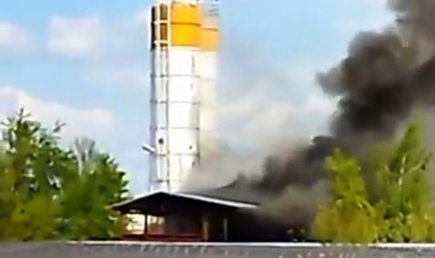 Очевидцы сняли на видео пожар на предприятии в промзоне в Кашире-1