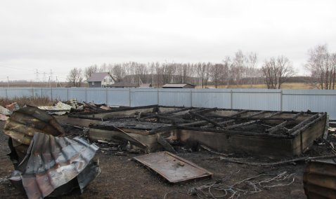 Бесхозное строение горело поздно ночью в деревне Суханово