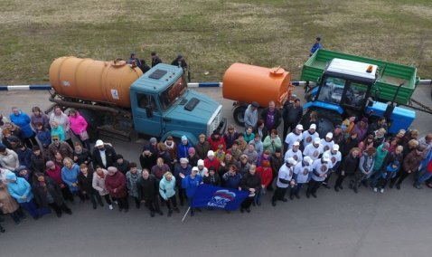 С парада и демонстрации уборочной техники начался субботнник