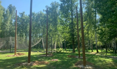 В Каширском парке идет строительство веревочного парка